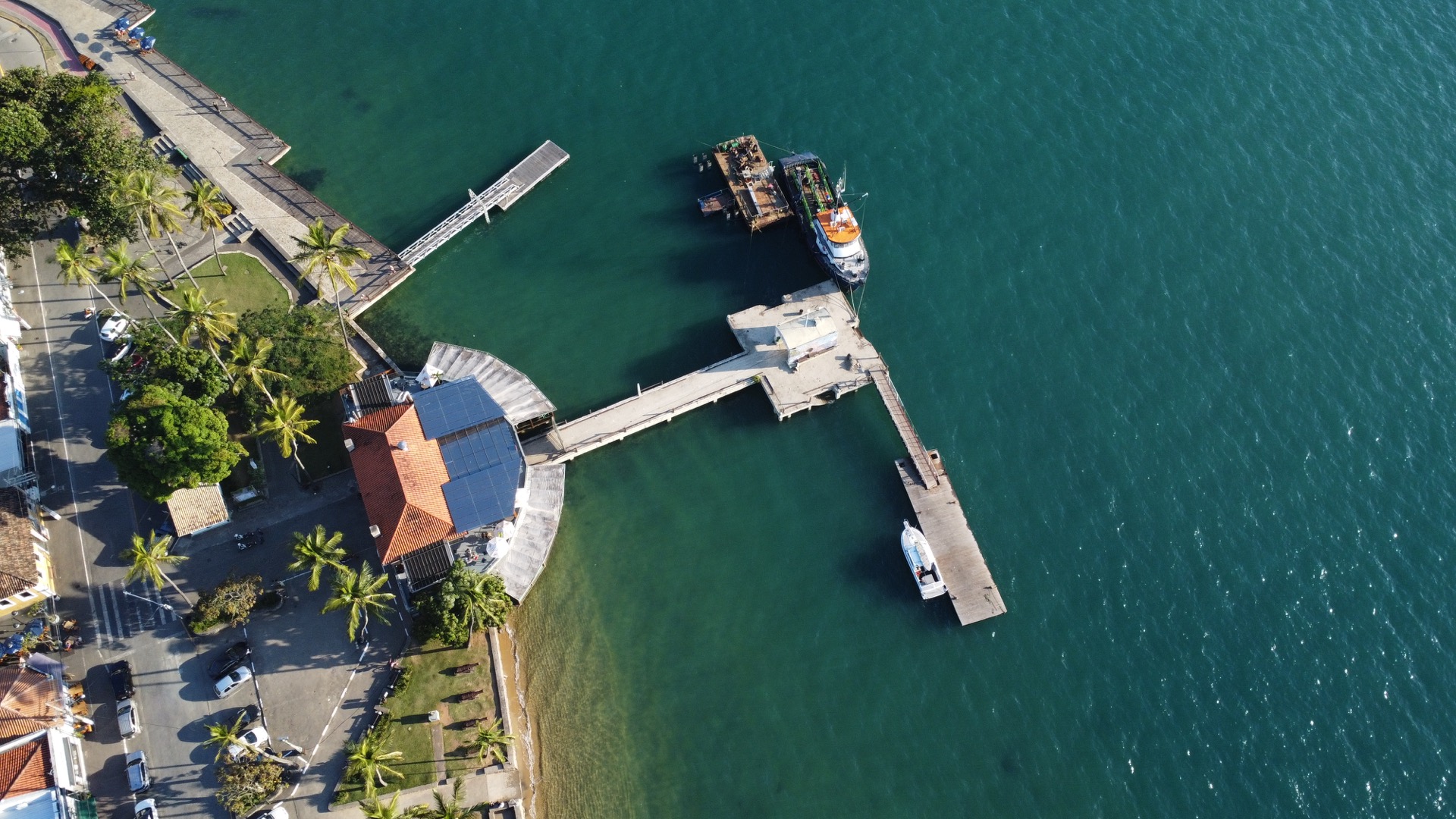 Panorâmica aérea do litoral de Ilhabela