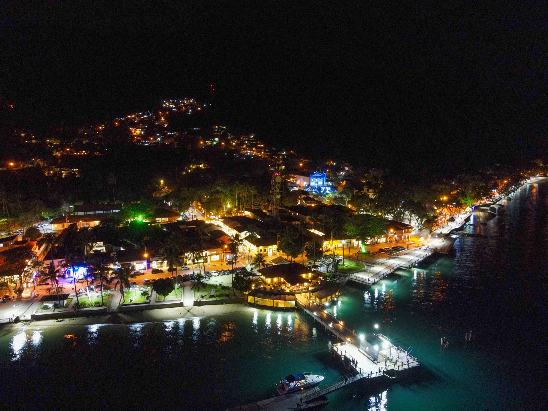 Vista aérea panorâmica do Makai Ilhabela e Pier da Vila